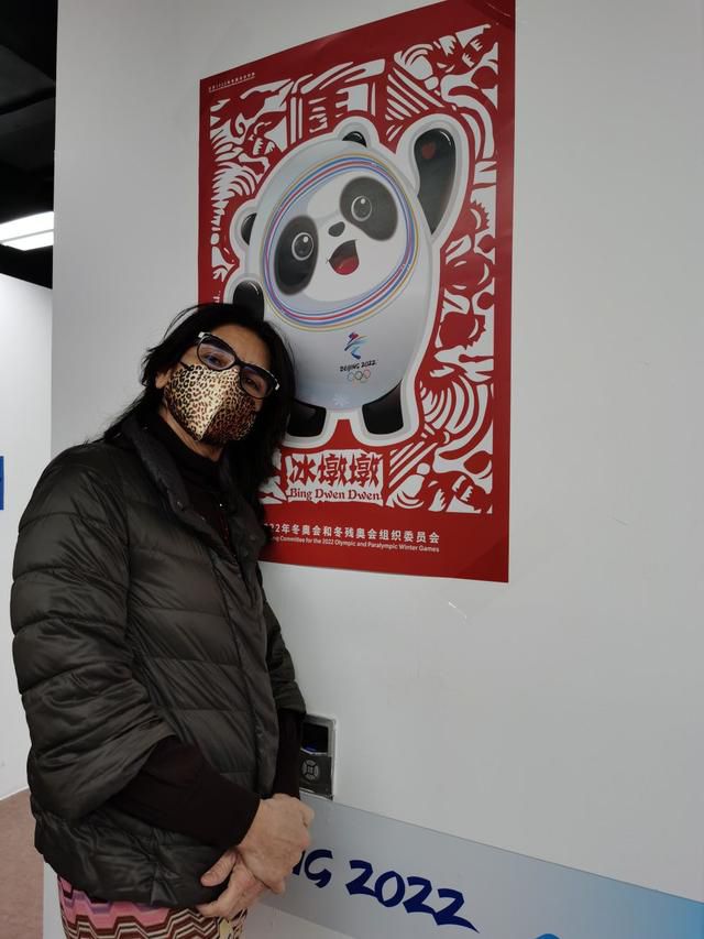 沈腾更是妙语连珠，调侃一旁“大力”妹妹的扮演者白丽娜，“你看你的普通话说得比我们都好”